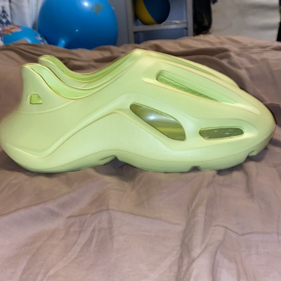 EVA Foam Future RNNR Foam Runner Highlighter Volt Mens Size 12-13 (46-47) New - Picture 3 of 14